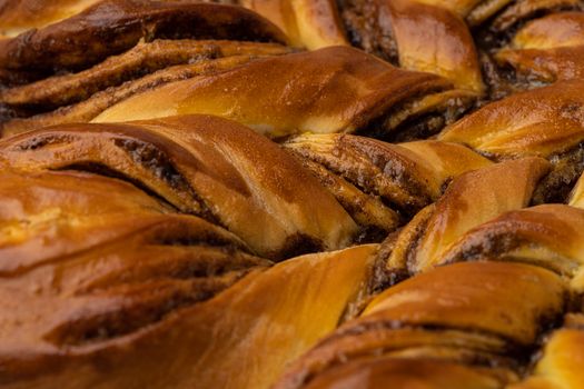 Brioche maison moelleuse avec une texture dorée et des stries de chocolat fondant.